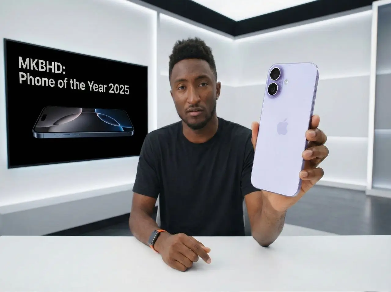 تصویر آیفون ۱۷ – بهترین گوشی سال ۲۰۲۵ از نگاه MKBHD